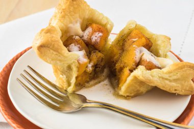 Puf böreği fincan kabak ile dolu.