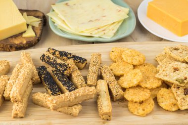 Peynir çubukları ve cipsler.