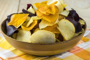 Renkli karışık egzotik kök parçaları ve çeşitli sağlıklı soslar..