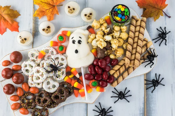 Halloween cukierki Charcuterie pokładzie. — Zdjęcie stockowe