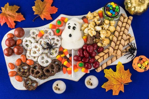 Halloween cukierki Charcuterie pokładzie. — Zdjęcie stockowe