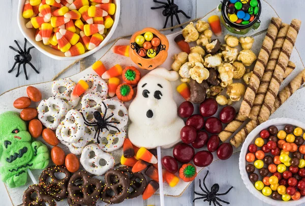 Cadılar Bayramı şekerleme şarküteri tahtası.