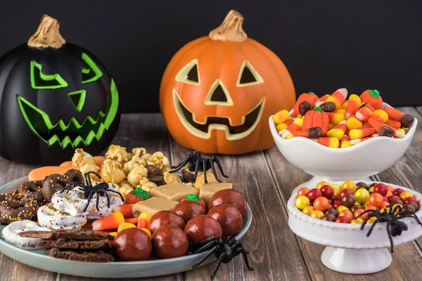 Halloween rozmanité cukroví talíř. — Stock fotografie