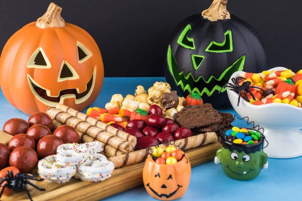 Bonbons d'Halloween planche de charcuterie . — Photo