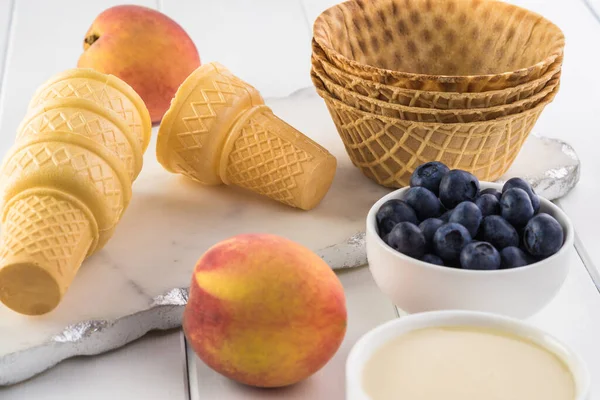 Meyve Dondurması Için Malzemeler Şeftali Böğürtlen Waffle Kasesi Koni Tatlı — Stok fotoğraf