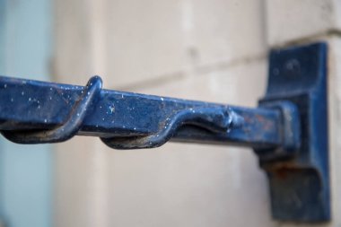 Mavi, paslı, işlenmiş demir bir destenin yakın plan görüntüsü..