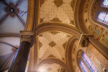 Tarihi Kilisedeki Süslü Tavan ve Mermer Sütun