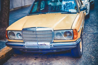 Klasik bir klasik klasik Mercedes-Benz Sedan 'ın önü.