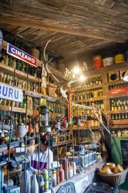 Terk Edilmiş Tuğla Tren İstasyonu Binası ve Kapalı Platformu