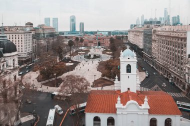 Ön planda Casa Rosada ve Metropolitan Katedrali olan Plaza de Mayo 'nun yüksek açılı görüntüsü