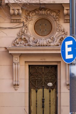 İşlenmiş demir kapı, transom pencere ve 1944 numaralı klasik kapı aralığı.