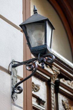 Yıpranmış siyah dövmeli dış duvar feneri ya da lamba yakın plan.