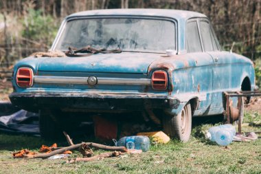 Terk Edilmiş Araba Gündüz Şehir 'de Park Edildi