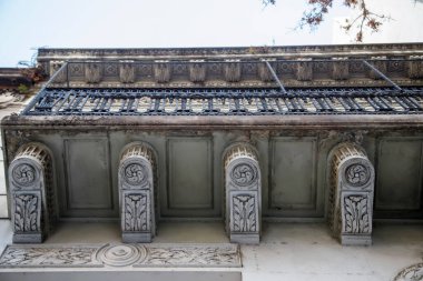 Süslü Taş Balkon Parantezi ve Demir Tırabzan Düşük Açı Görünümü