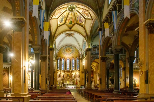 Kilisenin iç kısımları uzun sütunlar, ana gövde, ahşap banklar ve renkli vitray pencerelerle süslenir..