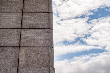 gökyüzü açık duvar ve arkasında döşer