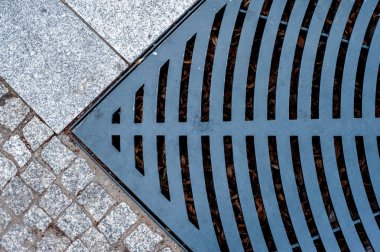 metal ızgara Caddesi ve kaldırım taşları drenaj su için birlikte