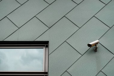 bir pencere ve dış güvenlik kamerası ile duvara döşeli