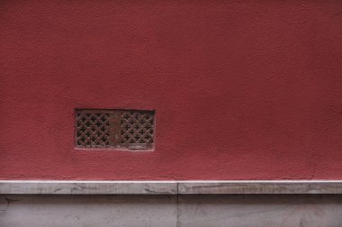 Havalandırma için siyah ızgara ile kırmızı eski duvar