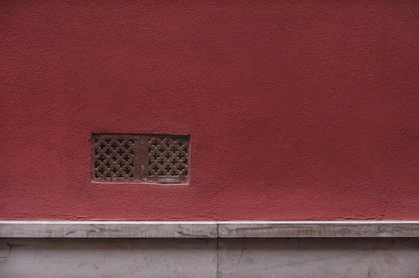 Червона Стара Стіна Чорною Решіткою Вентиляції — стокове фото