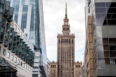 gökdelen görünümünü; eski şehir yeni bir bina yansıması; Cam, metal ve beton karışımı; Yeni arasında eski bina
