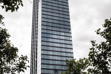 ; gökdelen görünümünü; eski şehir yeni bir bina yansıması; Cam, metal ve beton karışımı