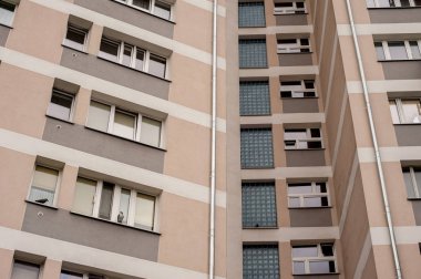 Eski güzel kasaba evleri; Varşova manzaraları; windows ile renkli evleri konut çeyrek daire ile