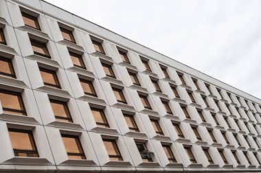 ; gökdelen görünümünü; eski şehir yeni bir bina yansıması; Cam, metal ve beton karışımı