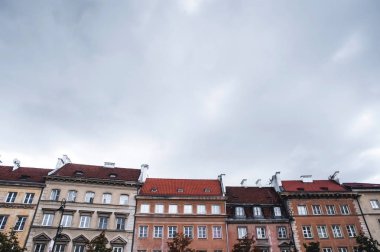 Eski güzel kasaba evleri; Varşova manzaraları; windows ile renkli evleri;
