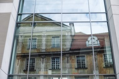 ; gökdelen görünümünü; eski şehir yeni bir bina yansıması; Cam, metal ve beton karışımı