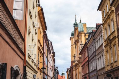 Eski güzel kasaba evleri; Varşova manzaraları; windows ile renkli evleri;