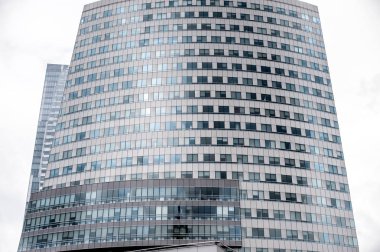 ; gökdelen görünümünü; eski şehir yeni bir bina yansıması; Cam, metal ve beton karışımı