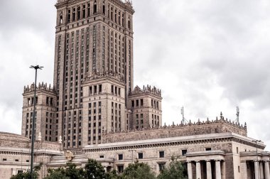 ; gökdelen görünümünü; eski şehir yeni bir bina yansıması; Cam, metal ve beton karışımı