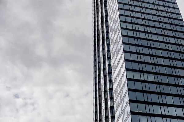 Nézd Felhőkarcoló Windows Régi Város Tükörképe Egy Épület Üveg Fém — Stock Fotó