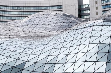 ; gökdelen görünümünü; eski şehir yeni bir bina yansıması; Cam, metal ve beton karışımı