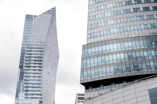 Vista Janelas Arranha Céus Cidade Velha Reflexo Novo Edifício Mistura — Fotografia de Stock