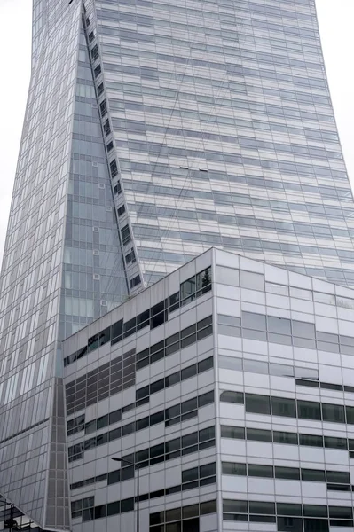 高層ビル窓 新しい建物の反射の旧市街ガラス 金属とコンクリートの混合物 — ストック写真