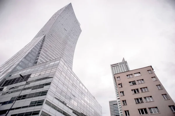 Vista Janelas Arranha Céus Cidade Velha Reflexo Novo Edifício Mistura — Fotografia de Stock