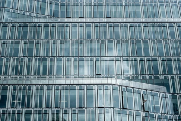 Visa Skyskrapa Windows Gamla Staden Reflektion Byggnad Blandning Glas Metall — Stockfoto