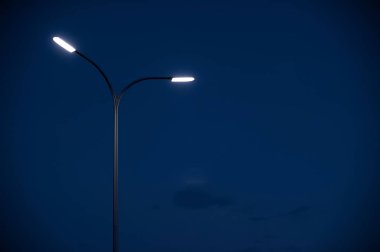 gece gökyüzü arka plan üzerinde sokak modern fener