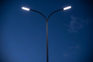 gece gökyüzü arka plan üzerinde sokak modern fener