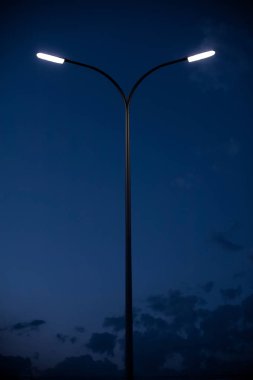 gece gökyüzü arka plan üzerinde sokak modern fener