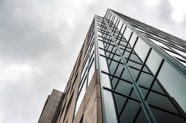 gökdelen görünümünü; eski şehir yeni bir bina yansıması; Cam, metal ve beton karışımı; aşağıdan yukarıya görünümü; 