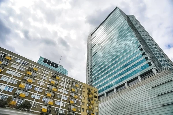 Nézd Felhőkarcoló Windows Régi Város Tükörképe Egy Épület Keverék Üveg — Stock Fotó