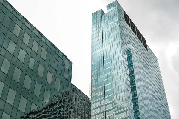 Nézd Felhőkarcoló Windows Régi Város Tükörképe Egy Épület Keverék Üveg — Stock Fotó