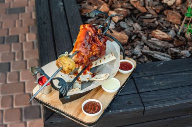 Domuzlar bir kılıç üzerinde elma; Açık havada hazır şaft; bir kaç leuces et yalan; pişmiş etler