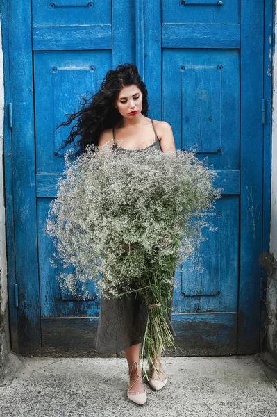 Chica Encuentra Cerca Puerta Azul Con Gran Ramo Flores Silvestres —  Fotos de Stock