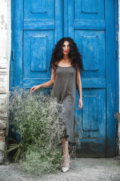 Chica Encuentra Cerca Puerta Azul Con Gran Ramo Flores Silvestres —  Fotos de Stock