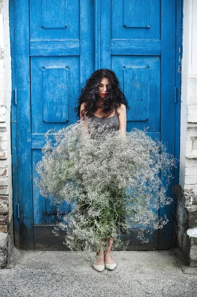 Chica Encuentra Cerca Puerta Azul Con Gran Ramo Flores Silvestres —  Fotos de Stock