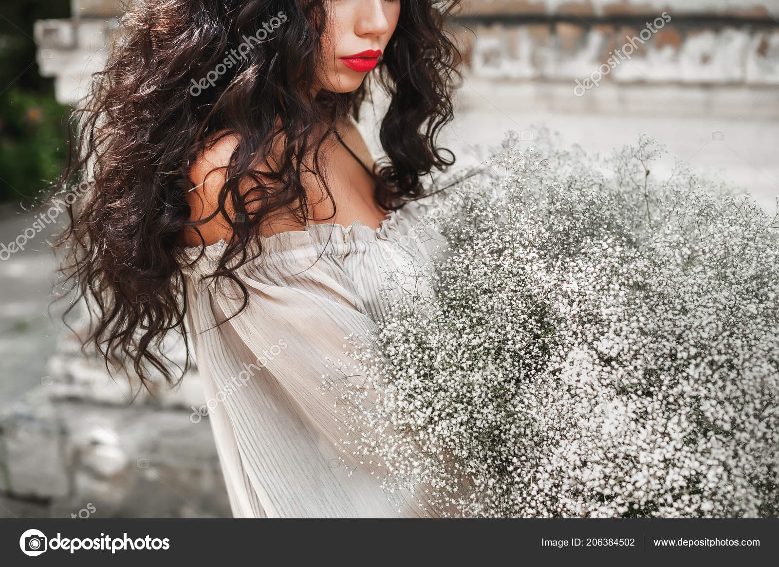 Curly Girl Sundress Lush Bouquet Posing Light Wall Background Fotografia De Stock Curly Girl Sundress Lush Bouquet Posing Light Wall Background Fotografia De Stock